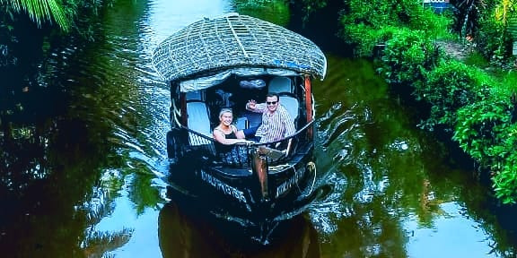 In which 6 ways are the Canoe cruise in the Kerala backwaters different from a regular houseboat ride? 
